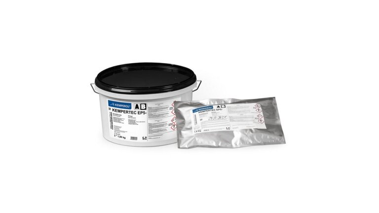  Produkt "Kempertec EP5," bestehend aus einem Eimer (3 x 1,00 kg) und einem silbernen Beutel, jeweils mit Etiketten, die technische Informationen, Gefahrensymbole und Anwendungshinweise enthalten, zur Verwendung als Grundierung 